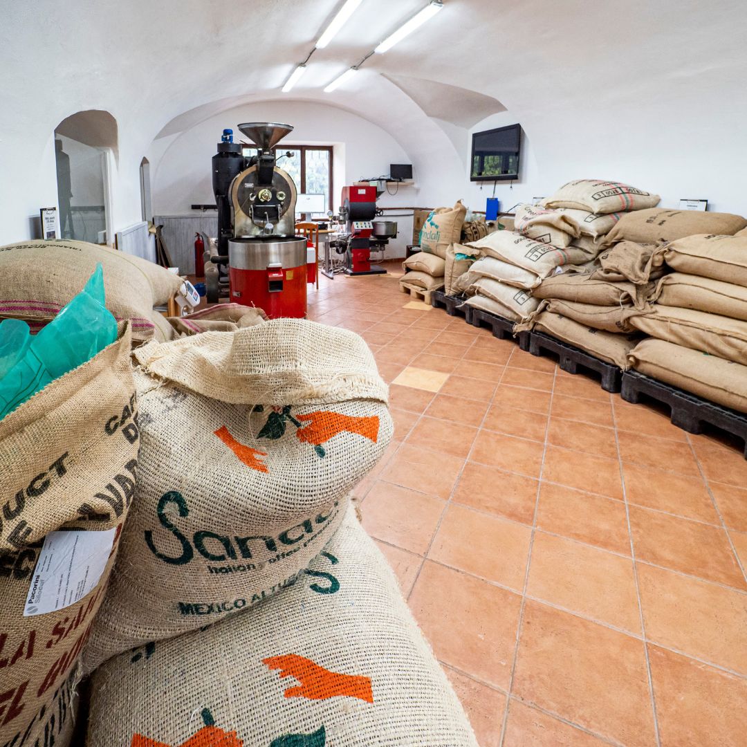 Čerstvě pražená káva Keňa Kiambu Peaberry z pražírny Johnny Coffee